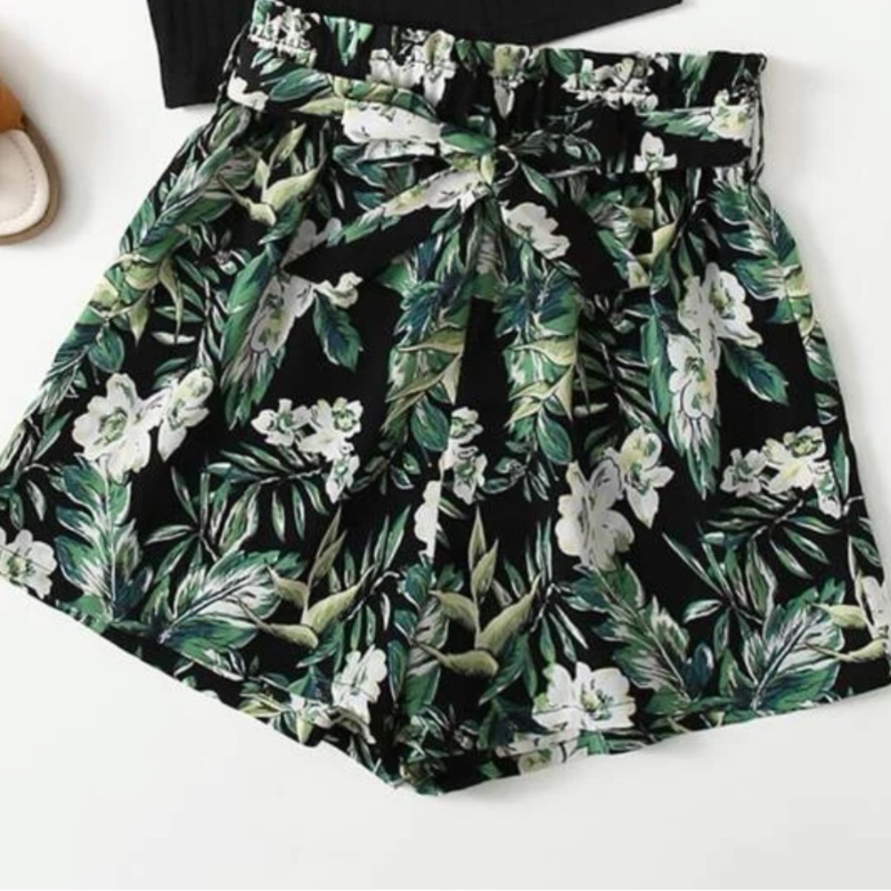 GIRLS 12-13Y GREEN AND BLACK TROPICAL SHORTS WITH BELT FLORAL GREAT CONDITION